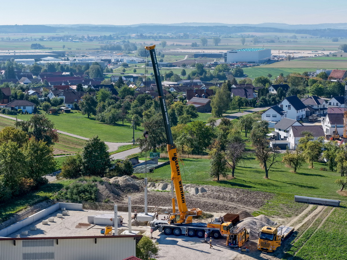 Herstellerwerk in Sichtweite: LTM 1230-5.1 montiert Betonstützen in Ehingen-Berg